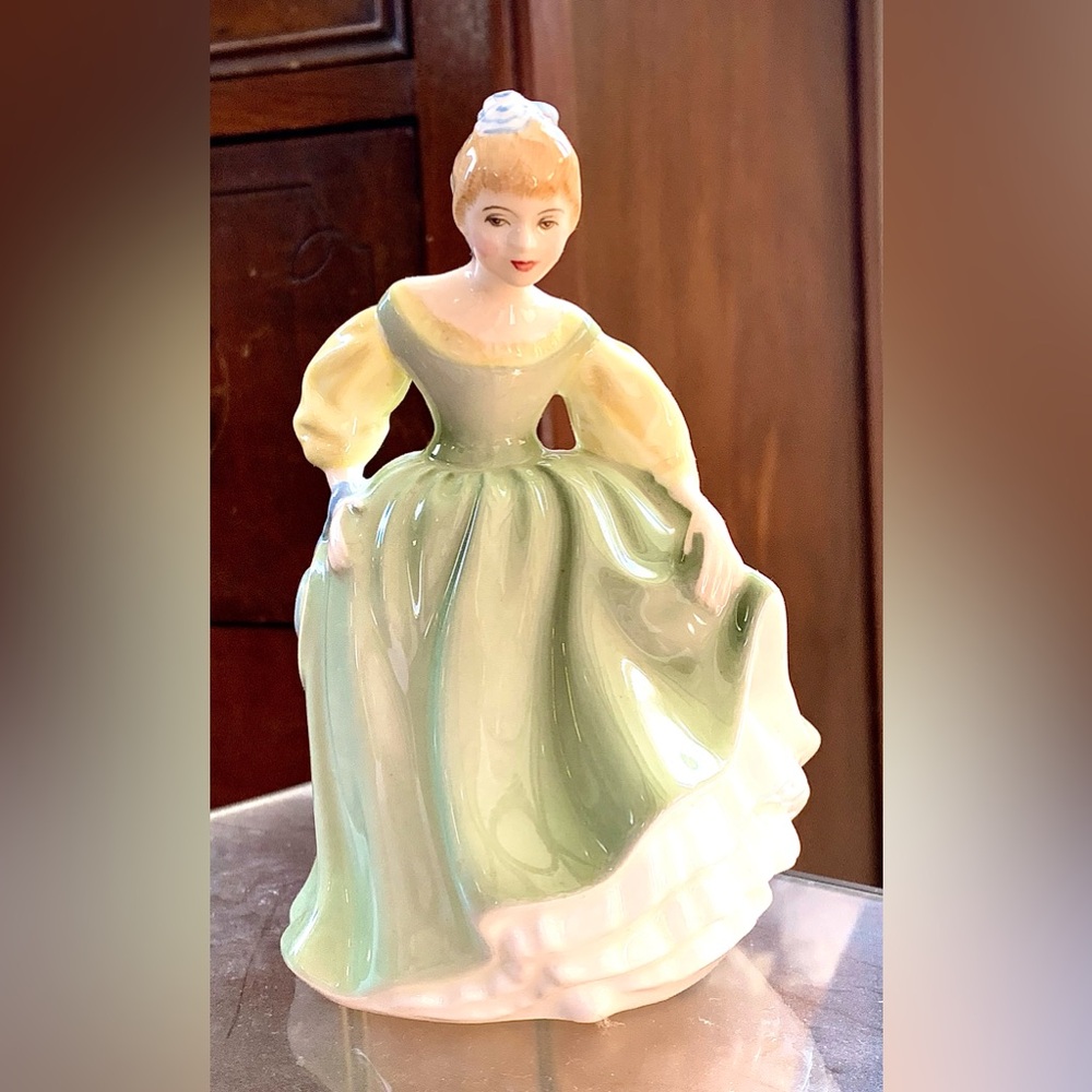 ROYAL DOULTON PORCELAIN FIGURINE "Fair Maiden" HN2211